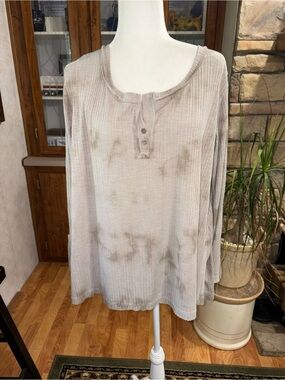 Pol size X-Large taupe long sleeve tye dye raw hem hemmed